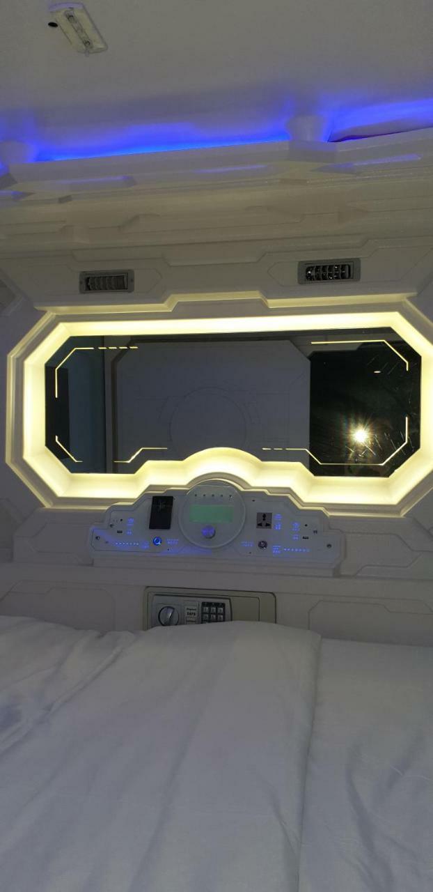 Q Capsule Hotel Джорджтаун Экстерьер фото